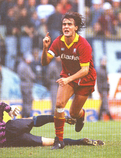 Giannini esulta dopo il pari nel derby del 19.11.1989