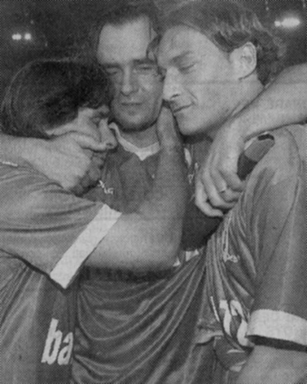 Giannini abbracciato da Totti e Bruno Conti