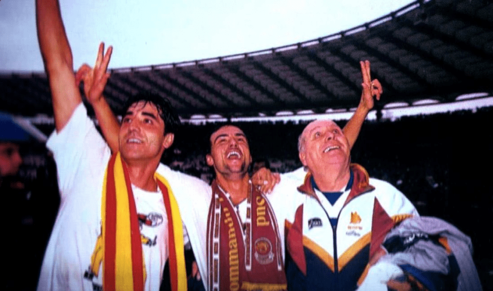 Giannini in trionfo sotto la Sud dopo il derby del 29.11.1994