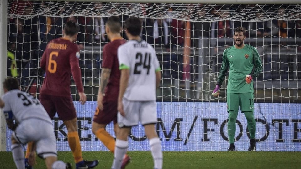 Alisson difende i pali della Roma