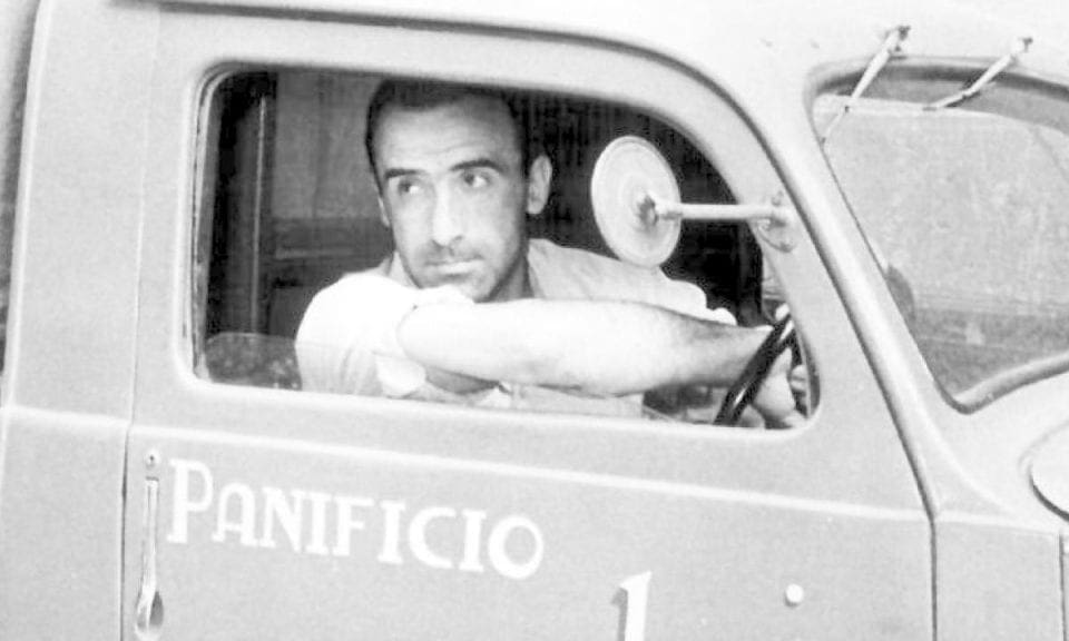 Amadei sul furgone del suo forno