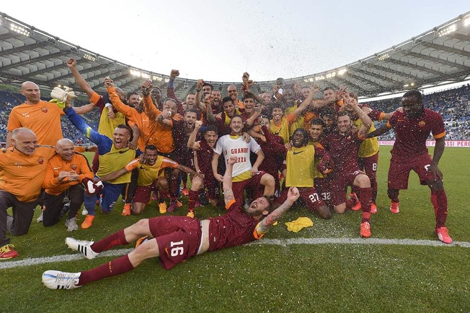 La Roma sotto la Curva Sud dopo il derby del 2015