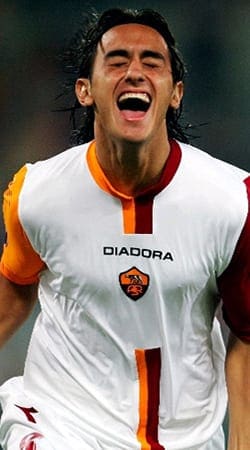 Alberto Aquilani esulta con la Roma