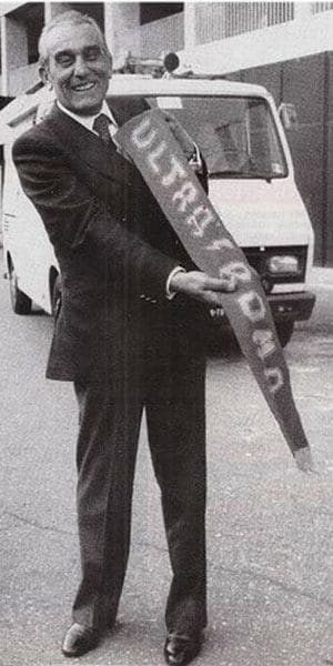 Dino Viola con la sciarpa degli Ultra Roma