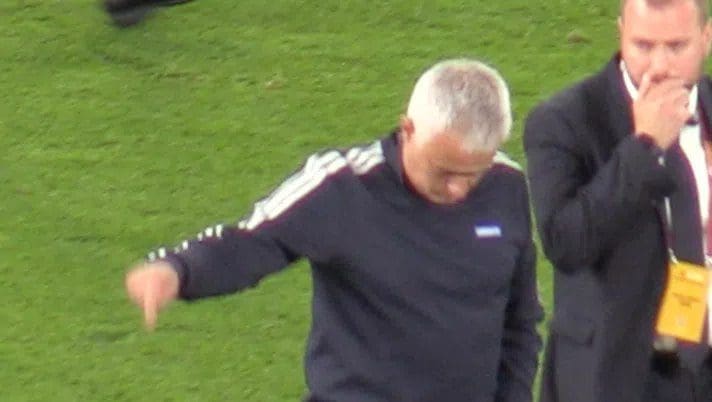 Mourinho durante il giro di campo dopo Roma-Spezia