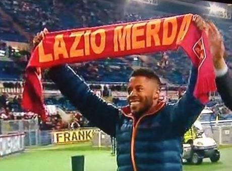 Bastos con la sciarpa anti-Lazio
