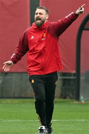 De-Rossi-Daniele_allenatore_300x450-1 DANIELE DE ROSSI allenatore della Roma