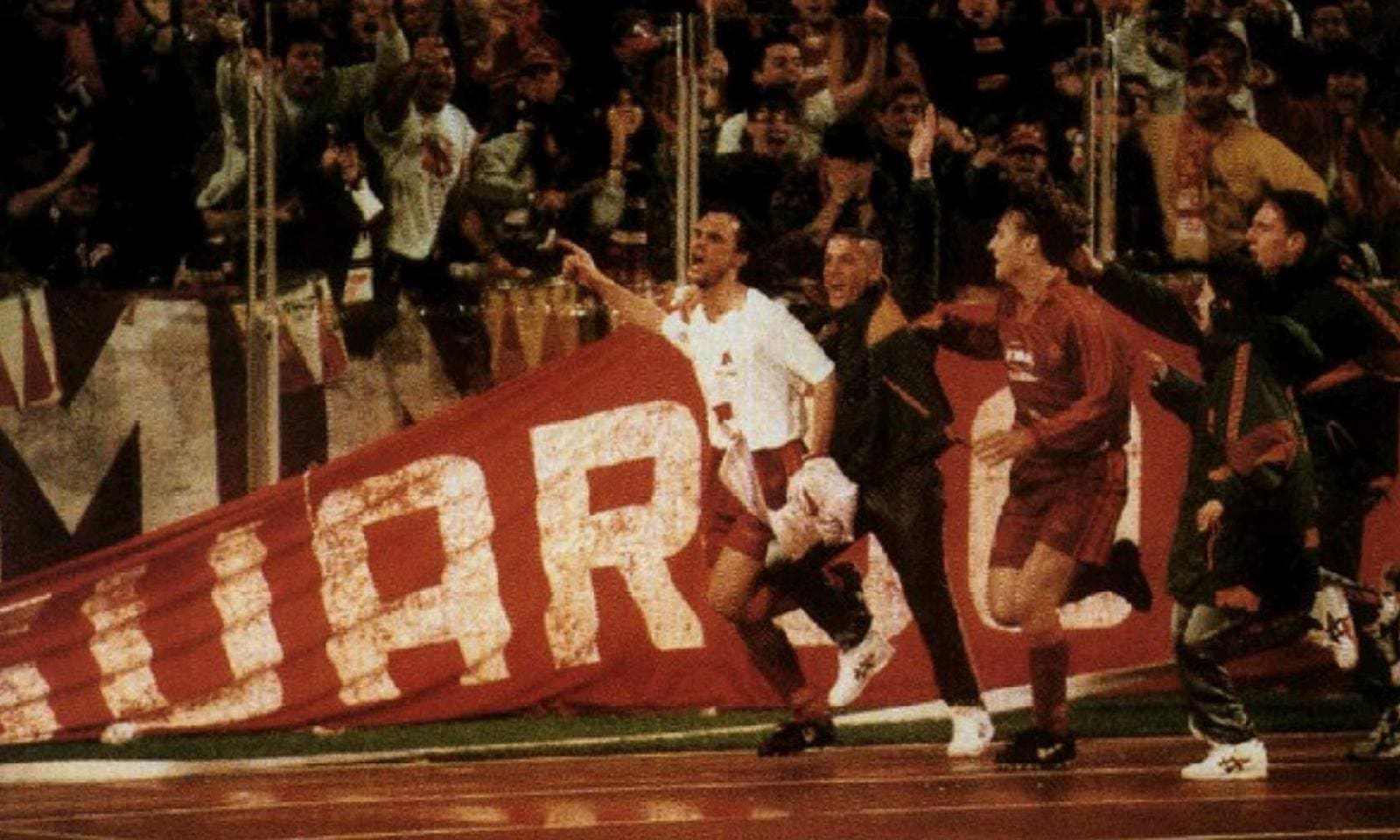 AS-Roma_1995-96_Roma-Slavia-Praga_190396_Giannini-gol La Roma degli anni novanta: formazioni e foto